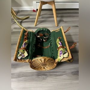 Its a picnic bag from Picnic time! In great condition! Awesome for wine parties